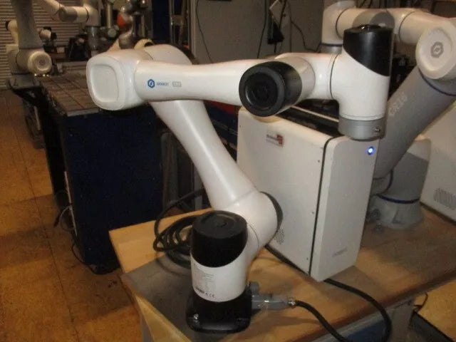 Cobot kollaborativer Roboter Dobot CR5 - Vorführroboter mit Chromebook