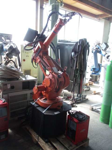Roboter ABB Robotics IRB 1400 S4C + M2000 mit Schweißgerät Fronius Transsynergic 4000 und Reiniger TC 1000