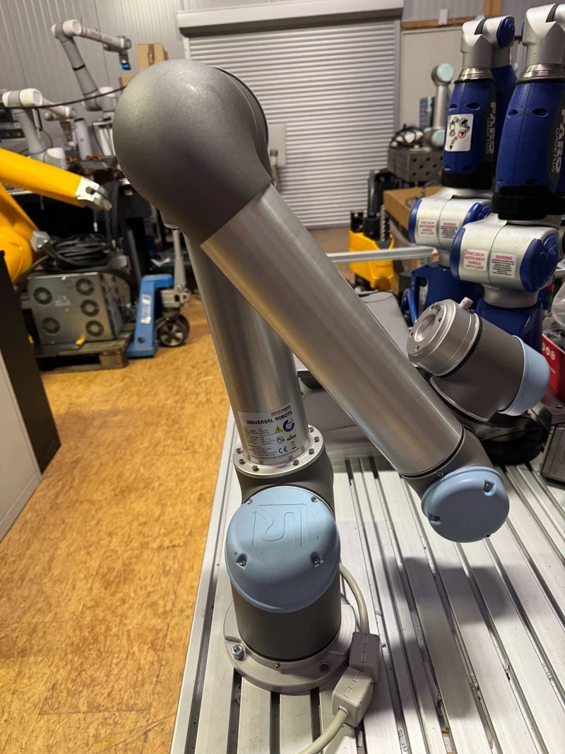UNIVERSAL ROBOTS Cobot UR5 - as new, complete, approx. 96 operating hours (trade fair robot)